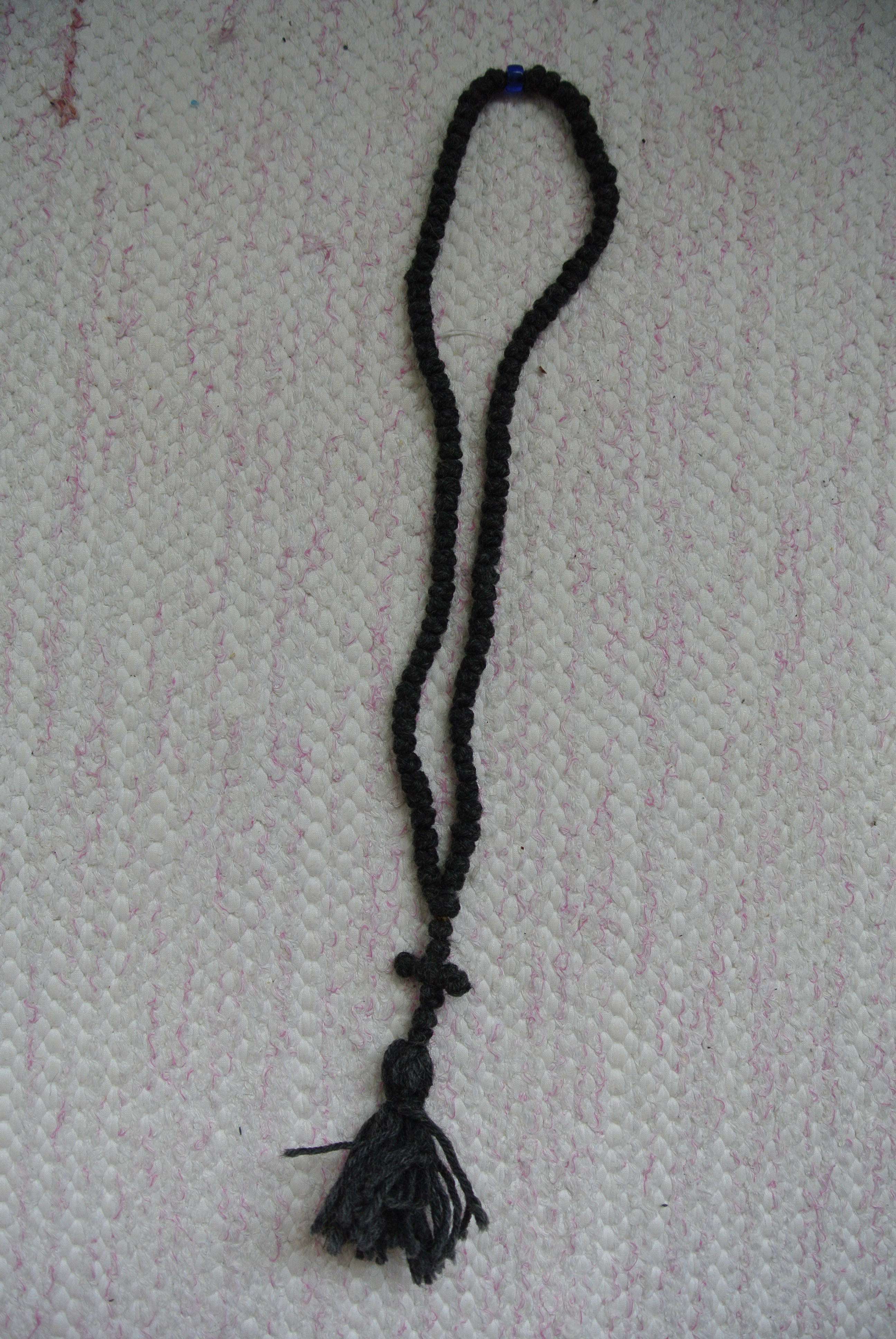 Pitkä musta rukousnauha 1:lla puuhelmellä